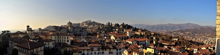 Panorama dalla Torre Civica ad ovest verso Seminario e Colle di San Vigilio